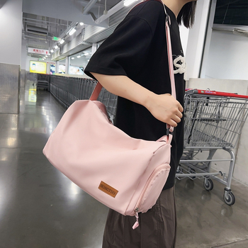 Férfi crossbody tornazsák cipőrekesszel és száraz-nedves elválasztással, bővíthető kapacitású rövid utazásokhoz