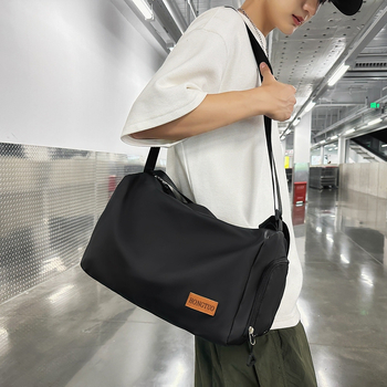 Férfi crossbody tornazsák cipőrekesszel és száraz-nedves elválasztással, bővíthető kapacitású rövid utazásokhoz