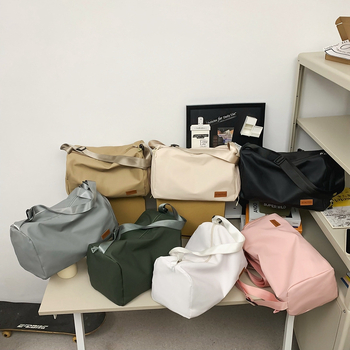 Férfi crossbody tornazsák cipőrekesszel és száraz-nedves elválasztással, bővíthető kapacitású rövid utazásokhoz