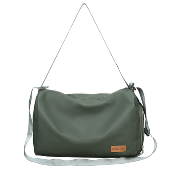 Férfi crossbody tornazsák cipőrekesszel és száraz-nedves elválasztással, bővíthető kapacitású rövid utazásokhoz