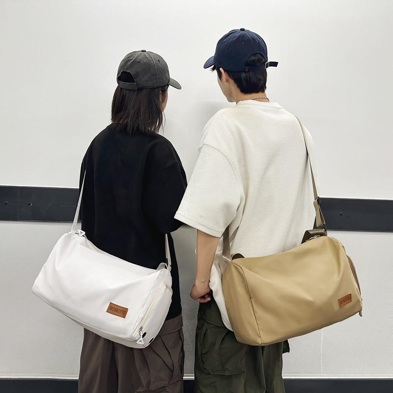 Férfi crossbody tornazsák cipőrekesszel és száraz-nedves elválasztással, bővíthető kapacitású rövid utazásokhoz