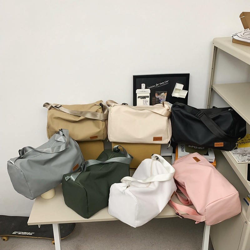 Férfi crossbody tornazsák cipőrekesszel és száraz-nedves elválasztással, bővíthető kapacitású rövid utazásokhoz