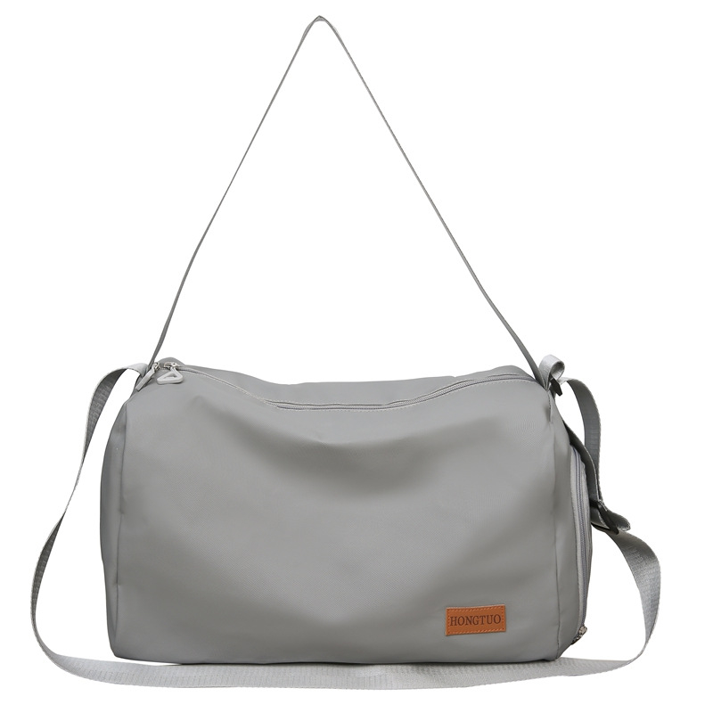 Férfi crossbody tornazsák cipőrekesszel és száraz-nedves elválasztással, bővíthető kapacitású rövid utazásokhoz