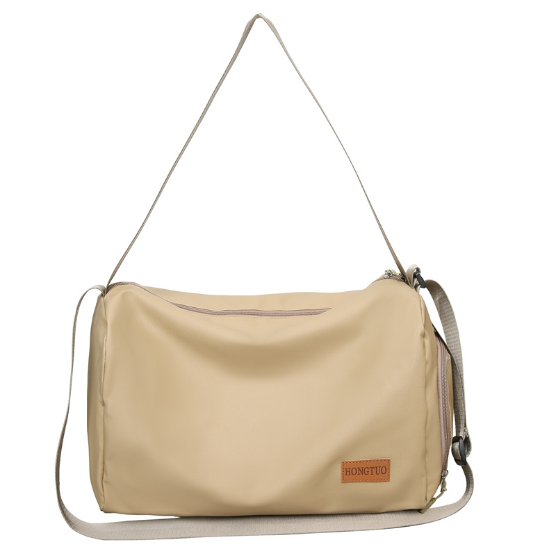 Férfi crossbody tornazsák cipőrekesszel és száraz-nedves elválasztással, bővíthető kapacitású rövid utazásokhoz