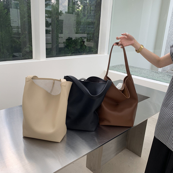 Női PU bucket táska húzózáras zárással, vászon belsővel, belső cipzáras és telefon zseb, egy vállpánt