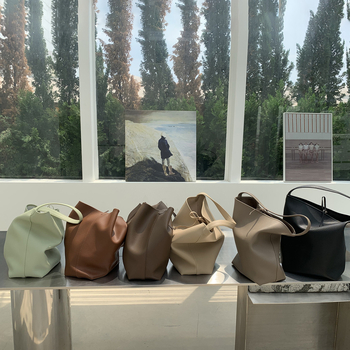 Női PU bucket táska húzózáras zárással, vászon belsővel, belső cipzáras és telefon zseb, egy vállpánt