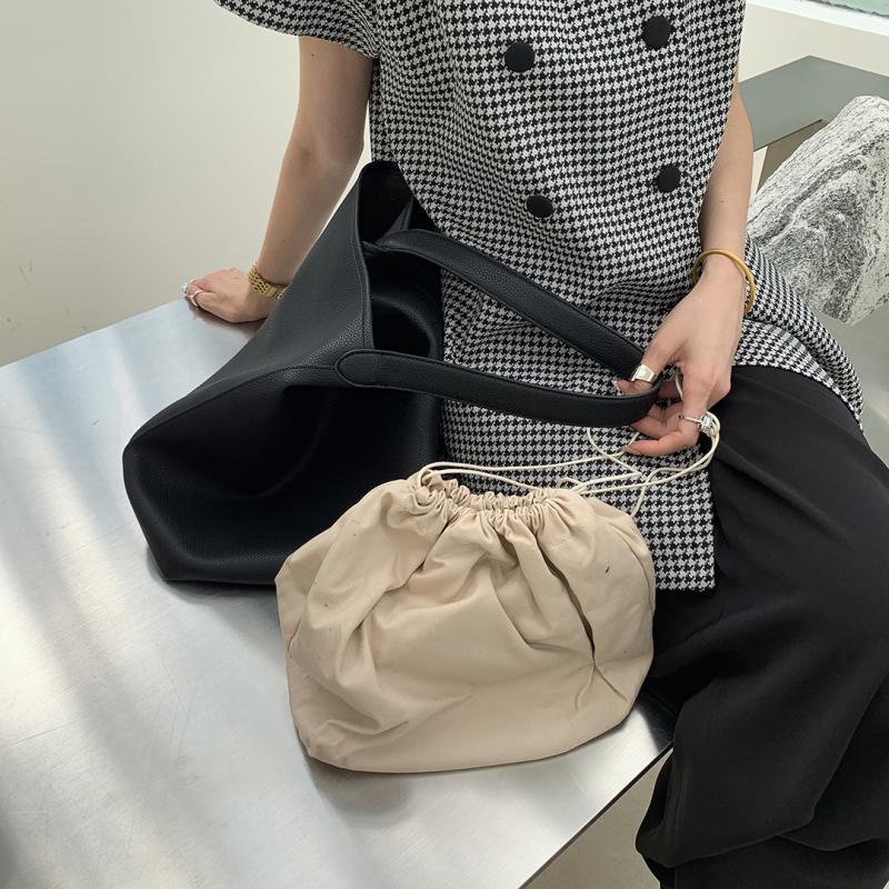 Női PU bucket táska húzózáras zárással, vászon belsővel, belső cipzáras és telefon zseb, egy vállpánt