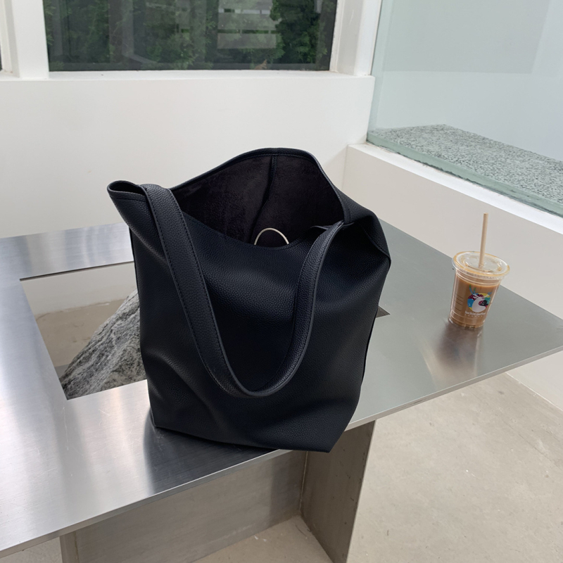 Női PU bucket táska húzózáras zárással, vászon belsővel, belső cipzáras és telefon zseb, egy vállpánt