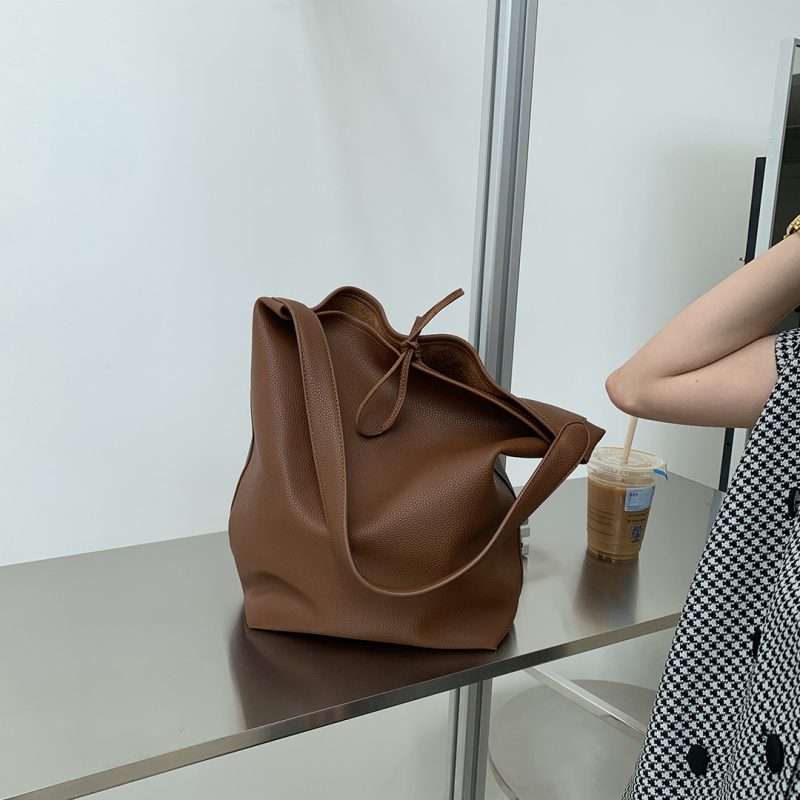 Női PU bucket táska húzózáras zárással, vászon belsővel, belső cipzáras és telefon zseb, egy vállpánt