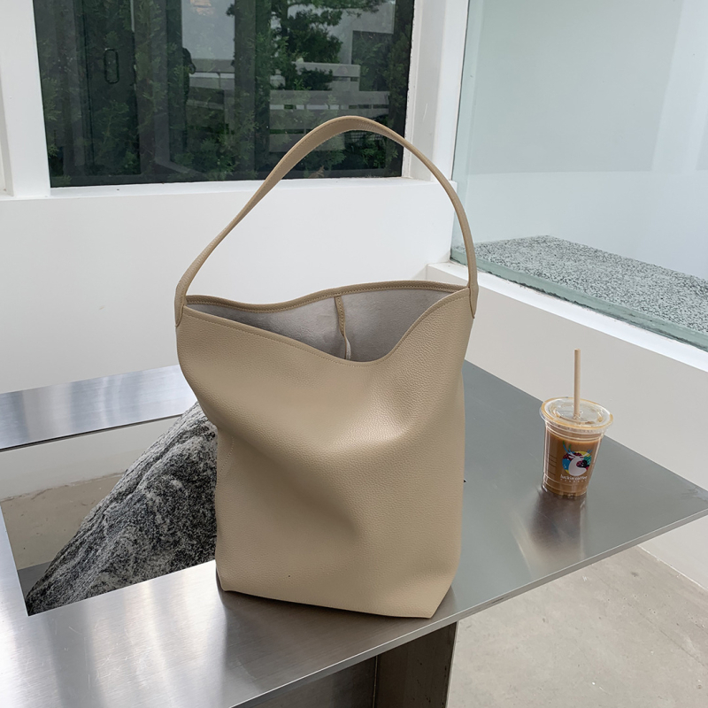 Női PU bucket táska húzózáras zárással, vászon belsővel, belső cipzáras és telefon zseb, egy vállpánt