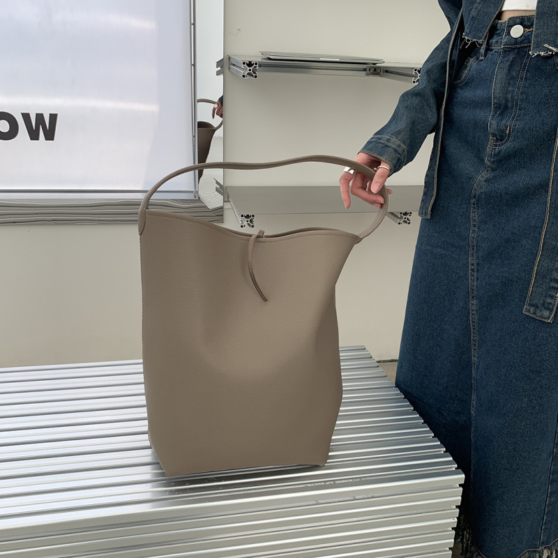 Női PU bucket táska húzózáras zárással, vászon belsővel, belső cipzáras és telefon zseb, egy vállpánt