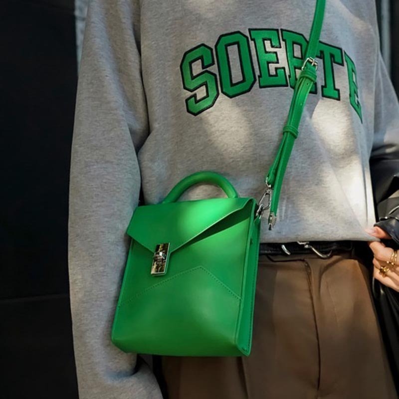 Crossbody torbica za mobitel - mikrovlakna sintetička koža; zatvaranje na lokku; glavni pretinac; vertikalni kvadratni oblik; marka acha