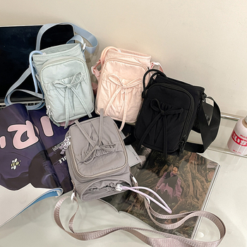 Crossbody torba u stilu street fashion, najlon materijal, vertikalnog kvadratnog oblika, zatvaranje šnnom, podstava od poliestera