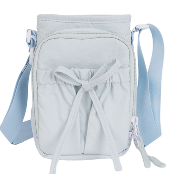 Crossbody torba u stilu street fashion, najlon materijal, vertikalnog kvadratnog oblika, zatvaranje šnnom, podstava od poliestera