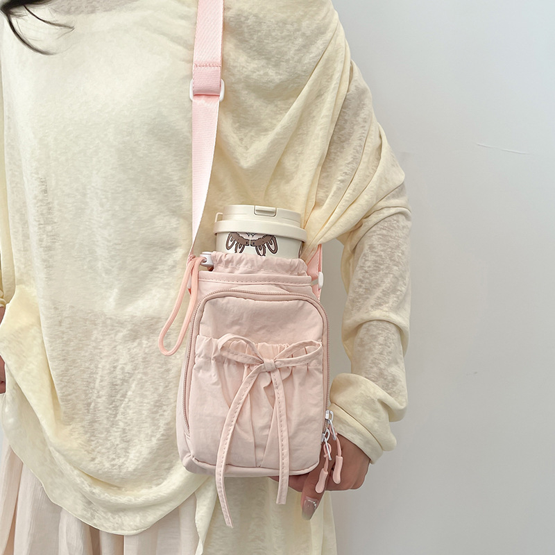 Crossbody torba u stilu street fashion, najlon materijal, vertikalnog kvadratnog oblika, zatvaranje šnnom, podstava od poliestera
