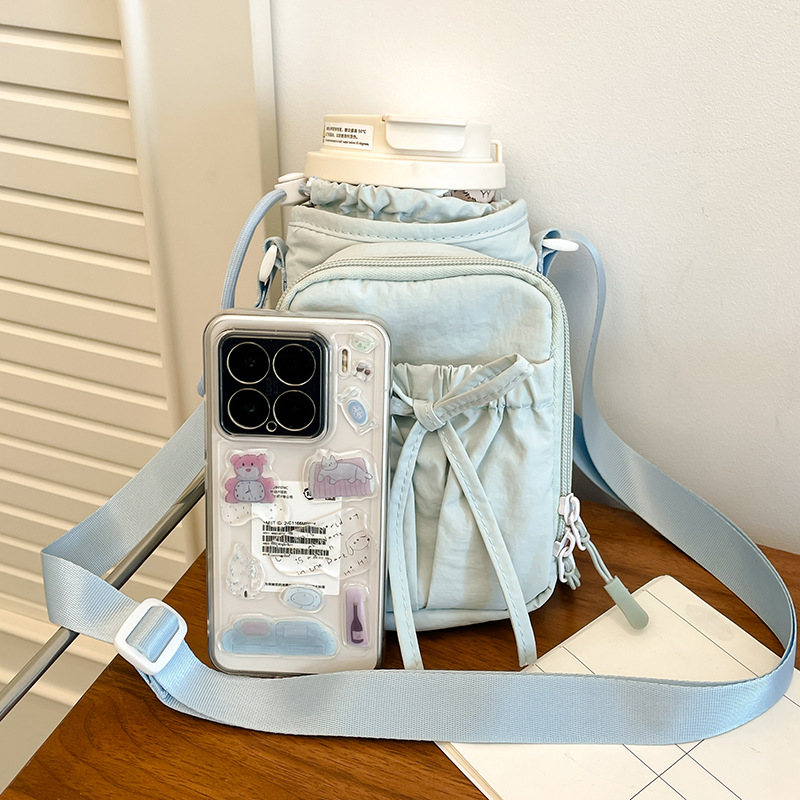 Crossbody torba u stilu street fashion, najlon materijal, vertikalnog kvadratnog oblika, zatvaranje šnnom, podstava od poliestera