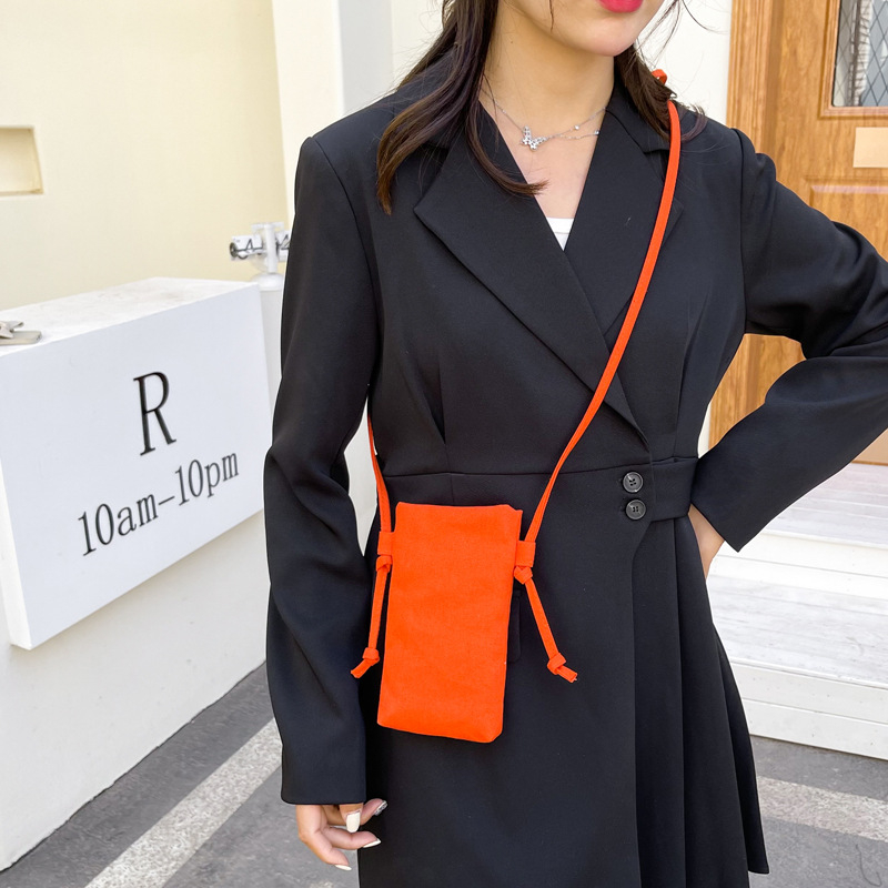 Ženska platnena crossbody torba, korejsko-japanski stil, vertikalni kvadratni oblik, magnetsko zatvaranje, džep za telefon, poliester podstava