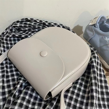 Qi xuan PU kutijasta torba preko ramena, magnetsko zatvaranje, ovalni oblik, gradski stil, unutarnji džepovi za telefon i osobnu iskaznicu
