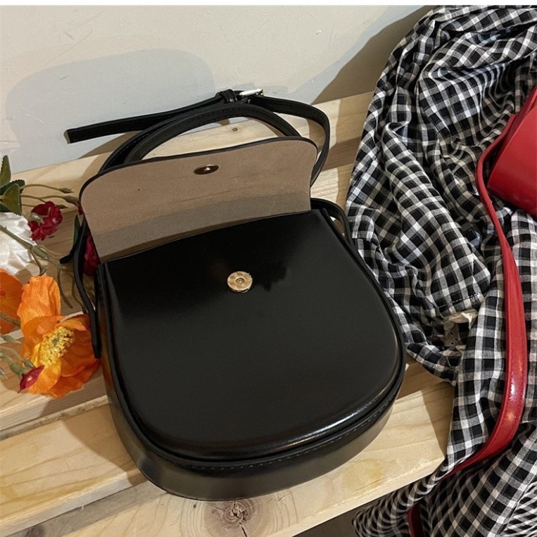 Qi xuan PU kutijasta torba preko ramena, magnetsko zatvaranje, ovalni oblik, gradski stil, unutarnji džepovi za telefon i osobnu iskaznicu
