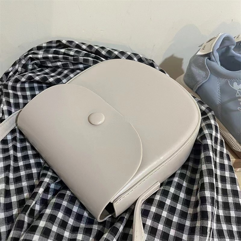 Qi xuan PU kutijasta torba preko ramena, magnetsko zatvaranje, ovalni oblik, gradski stil, unutarnji džepovi za telefon i osobnu iskaznicu
