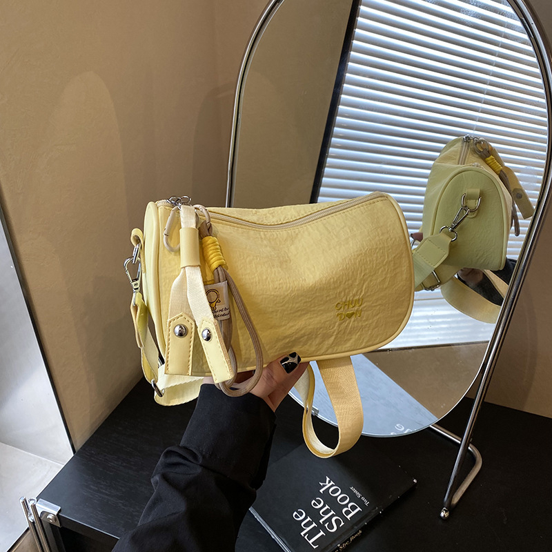 Urban minimalistička crossbody torba za telefon, poseban materijal, mala kvadratna torba, vodoravni kvadratni oblik, zatvaranje zipom.