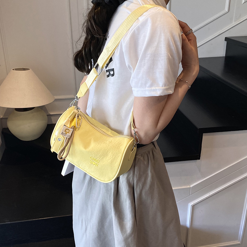 Urban minimalistička crossbody torba za telefon, poseban materijal, mala kvadratna torba, vodoravni kvadratni oblik, zatvaranje zipom.