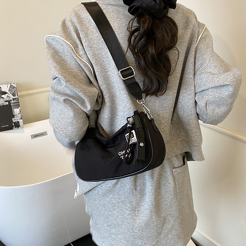 Urban minimalistička crossbody torba za telefon, poseban materijal, mala kvadratna torba, vodoravni kvadratni oblik, zatvaranje zipom.