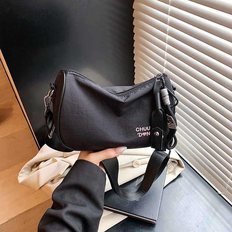 Urban minimalistička crossbody torba za telefon, poseban materijal, mala kvadratna torba, vodoravni kvadratni oblik, zatvaranje zipom.