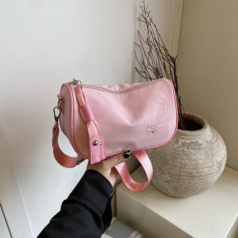 Urban minimalistička crossbody torba za telefon, poseban materijal, mala kvadratna torba, vodoravni kvadratni oblik, zatvaranje zipom.