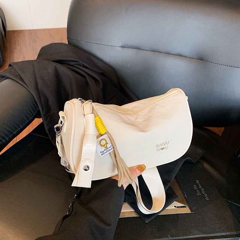 Urban minimalistička crossbody torba za telefon, poseban materijal, mala kvadratna torba, vodoravni kvadratni oblik, zatvaranje zipom.