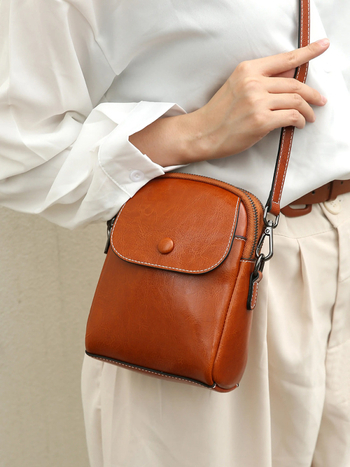 Geantă pentru telefon din piele naturală, crossbody vertical pătrată, închidere cu fermoar, compartiment interior cu fermoar, căptușeală poliester (Material: Genuine Leather; Opening: Zipper; Internal: Zip Compartment; Shape: Vertical Square; Lining: Polye