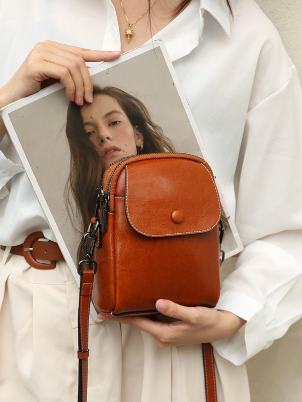 Geantă pentru telefon din piele naturală, crossbody vertical pătrată, închidere cu fermoar, compartiment interior cu fermoar, căptușeală poliester (Material: Genuine Leather; Opening: Zipper; Internal: Zip Compartment; Shape: Vertical Square; Lining: Polye