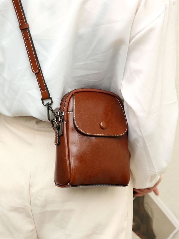 Geantă pentru telefon din piele naturală, crossbody vertical pătrată, închidere cu fermoar, compartiment interior cu fermoar, căptușeală poliester (Material: Genuine Leather; Opening: Zipper; Internal: Zip Compartment; Shape: Vertical Square; Lining: Polye