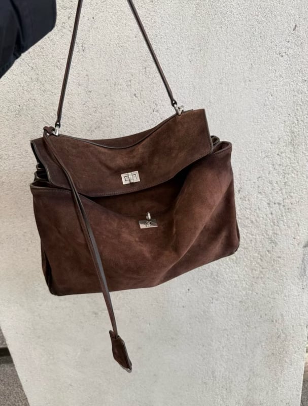 Crossbody torba s poklopcem – od prave kože nubuk, vodoravni kvadratni oblik, zaključavanje, unutarnji džepovi sa zipom i džep za telefon