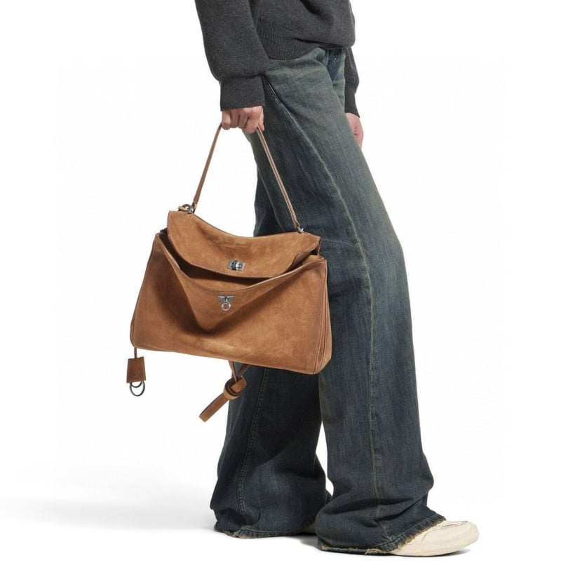 Crossbody torba s poklopcem – od prave kože nubuk, vodoravni kvadratni oblik, zaključavanje, unutarnji džepovi sa zipom i džep za telefon