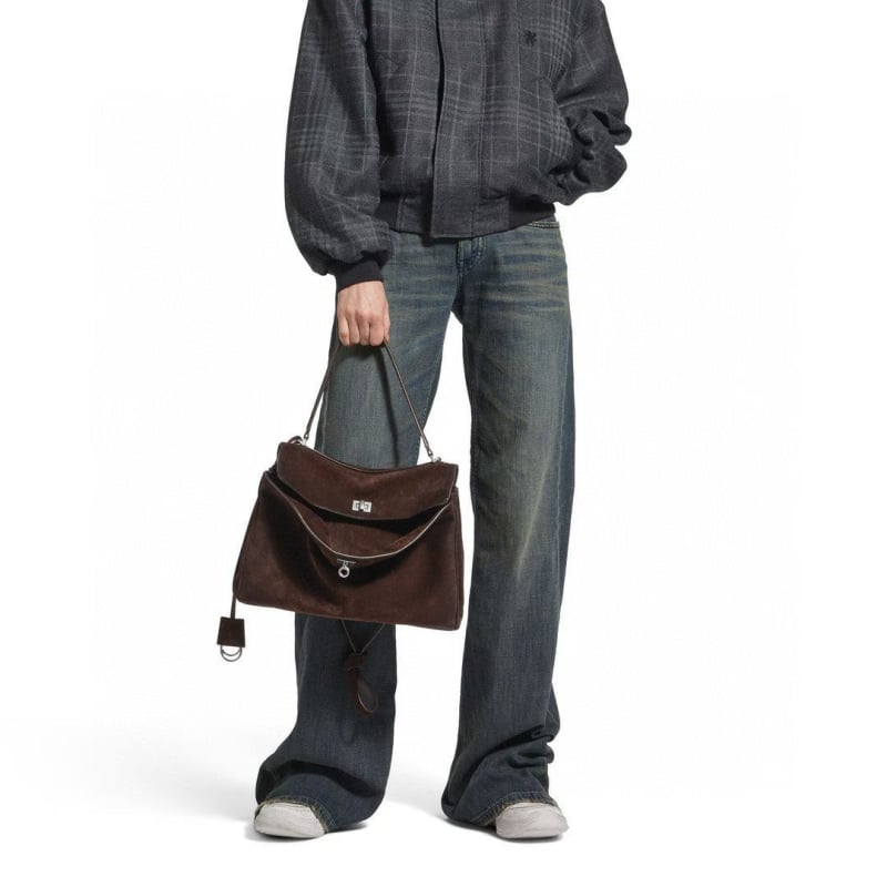 Crossbody torba s poklopcem – od prave kože nubuk, vodoravni kvadratni oblik, zaključavanje, unutarnji džepovi sa zipom i džep za telefon