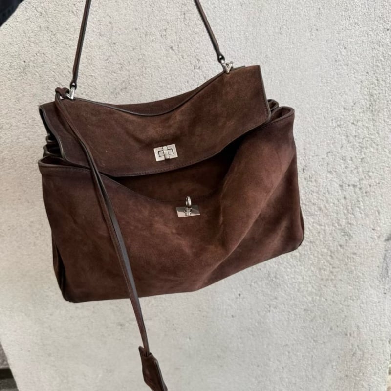 Crossbody torba s poklopcem – od prave kože nubuk, vodoravni kvadratni oblik, zaključavanje, unutarnji džepovi sa zipom i džep za telefon