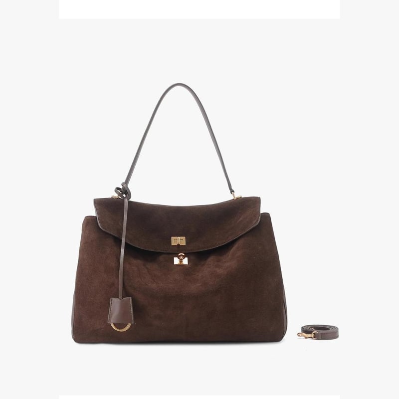 Crossbody torba s poklopcem – od prave kože nubuk, vodoravni kvadratni oblik, zaključavanje, unutarnji džepovi sa zipom i džep za telefon