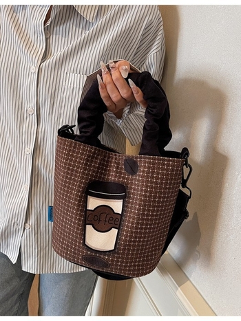 Bucket torba sa street-fashion stilom, platno materijal, podstava od poliestera, magnetsko zatvaranje, jedna naramenica