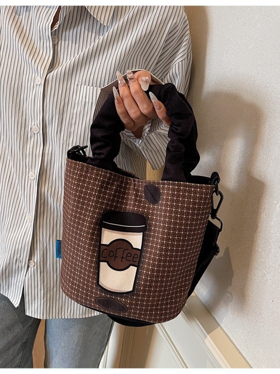 Bucket torba sa street-fashion stilom, platno materijal, podstava od poliestera, magnetsko zatvaranje, jedna naramenica