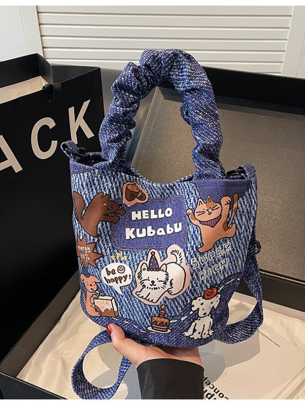 Bucket torba sa street-fashion stilom, platno materijal, podstava od poliestera, magnetsko zatvaranje, jedna naramenica
