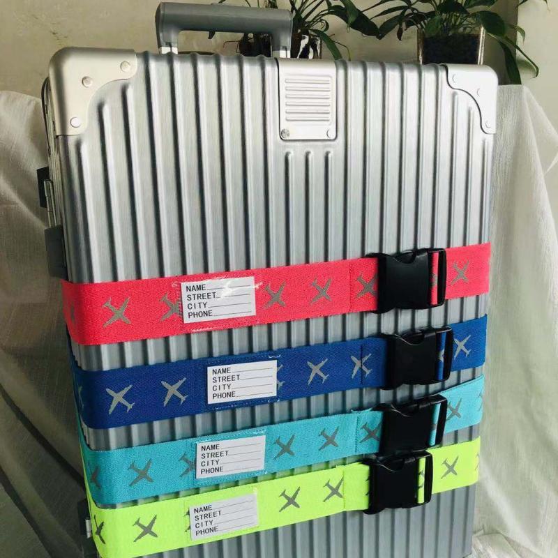 Bretea pentru bagaje cu parolă dintr-un cuvânt, luminoasă și reflectorizantă, poliester ultraușor, lansată în primăvara anului 2018.