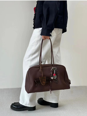 Boston torba od prave kože – horizontalan kvadratni oblik, zatvarač, unutarnji džepovi za telefon i iskaznicu