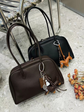 Boston torba od prave kože – horizontalan kvadratni oblik, zatvarač, unutarnji džepovi za telefon i iskaznicu