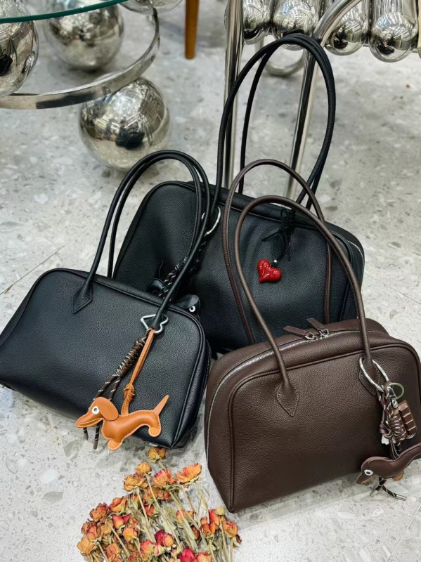 Boston torba od prave kože – horizontalan kvadratni oblik, zatvarač, unutarnji džepovi za telefon i iskaznicu