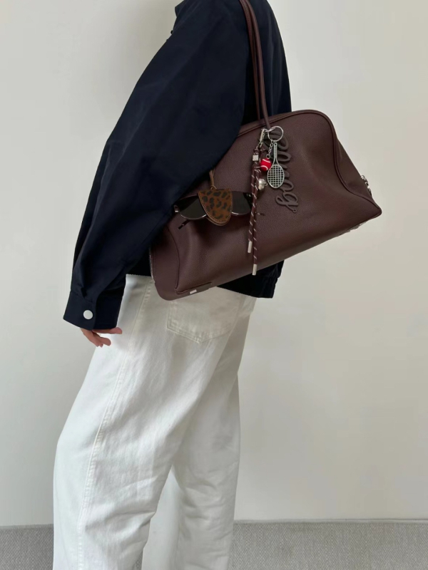 Boston torba od prave kože – horizontalan kvadratni oblik, zatvarač, unutarnji džepovi za telefon i iskaznicu