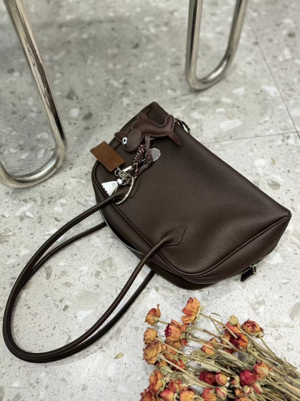 Boston torba od prave kože – horizontalan kvadratni oblik, zatvarač, unutarnji džepovi za telefon i iskaznicu