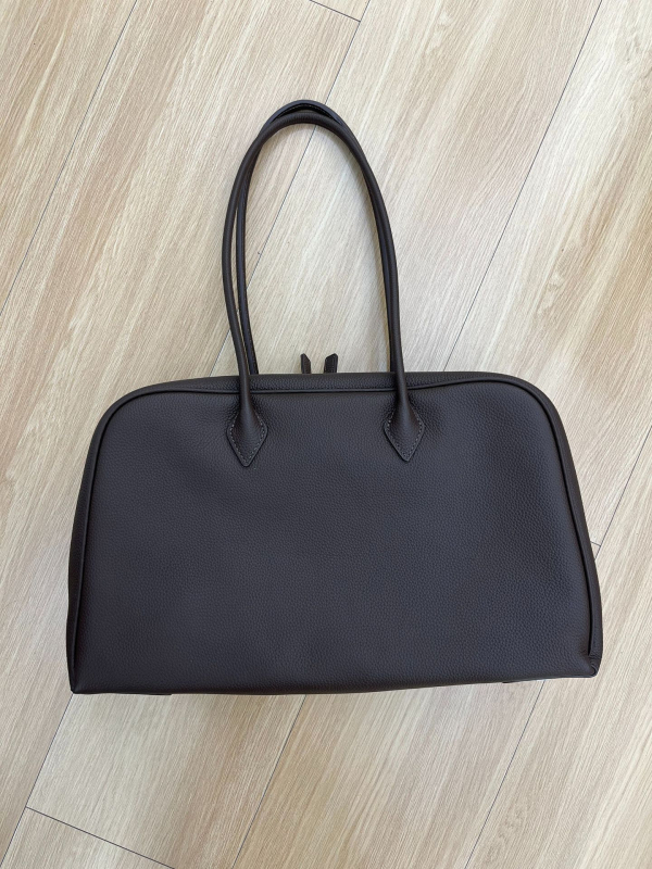 Boston torba od prave kože – horizontalan kvadratni oblik, zatvarač, unutarnji džepovi za telefon i iskaznicu