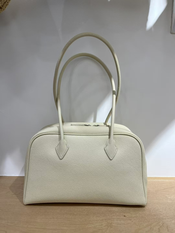 Boston torba od prave kože – horizontalan kvadratni oblik, zatvarač, unutarnji džepovi za telefon i iskaznicu