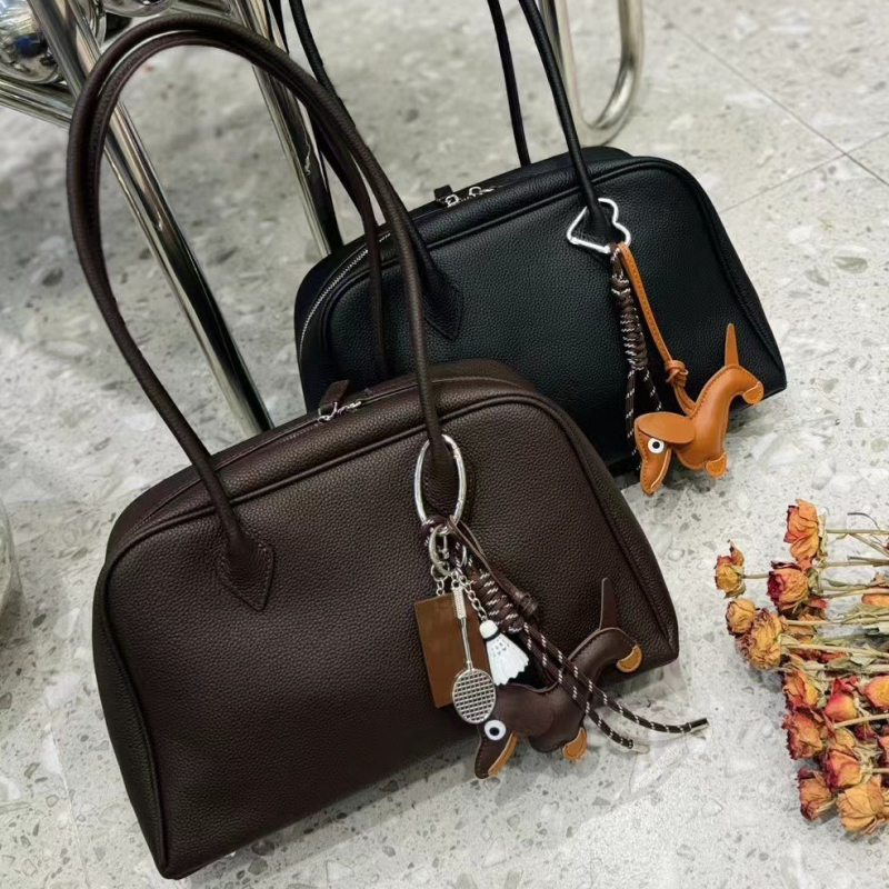 Boston torba od prave kože – horizontalan kvadratni oblik, zatvarač, unutarnji džepovi za telefon i iskaznicu